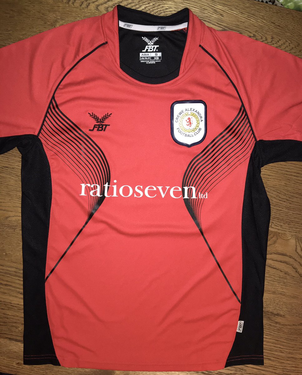 Alex Soccer Centre U12s girl’s team looking amazing in their new kit. Great to be involved in supporting the local community &amp; raising awareness of girl’s football. Pls rt <a href="/Lionesses/">Lionesses</a> <a href="/LucyBronze/">Lucy Bronze MBE</a> <a href="/lilkeets/">Nikita Parris</a> <a href="/stephhoughton2/">Steph Houghton MBE</a> <a href="/ellsbells89/">Ellen White</a> <a href="/WomeninFootball/">Women in Football</a> @BarclaysFAWSL <a href="/crewealexfc/">Crewe Alexandra</a>