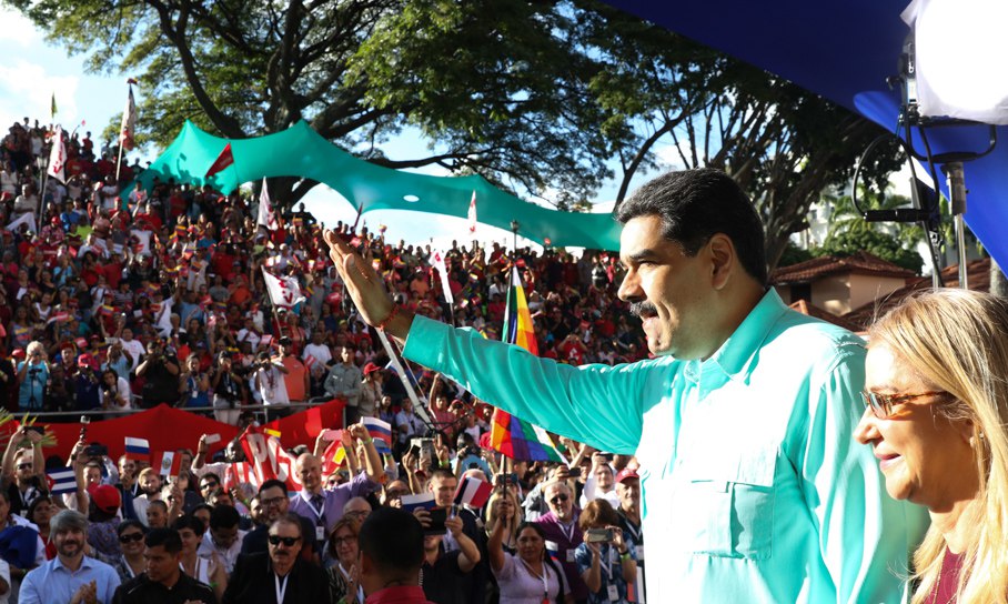 MSVSocial's tweet photo. #05Dic |📢 ¡LA ETIQUETA DEL DÍA! ⏩ #VenezuelaYElMundoUnidos 

Pdte. @NicolasMaduro: Ha empezado una nueva ola de liberación de los pueblos y no podrá detenerlo el imperialismo ni con golpes de Estado, ni con persecución. https://t.co/vIUQOIItnJ