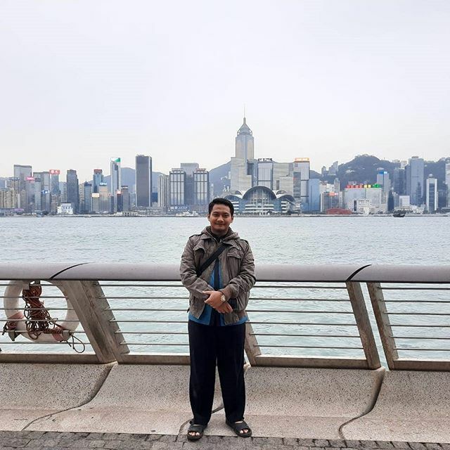 asli_store's tweet photo. Buat saya laut adalah lambang kearifan. Diatas memang bergelombang, tapi dikedalaman, laut begitu tenang sehingga menjadi tempat berpulang semua hal. Apapun kondisinya, bersih atau kotor selalu diterima dengan anggukan dan diam. Hanya dengan kearifan seg… https://t.co/djH5RwmtO6 https://t.co/advPftxW7x