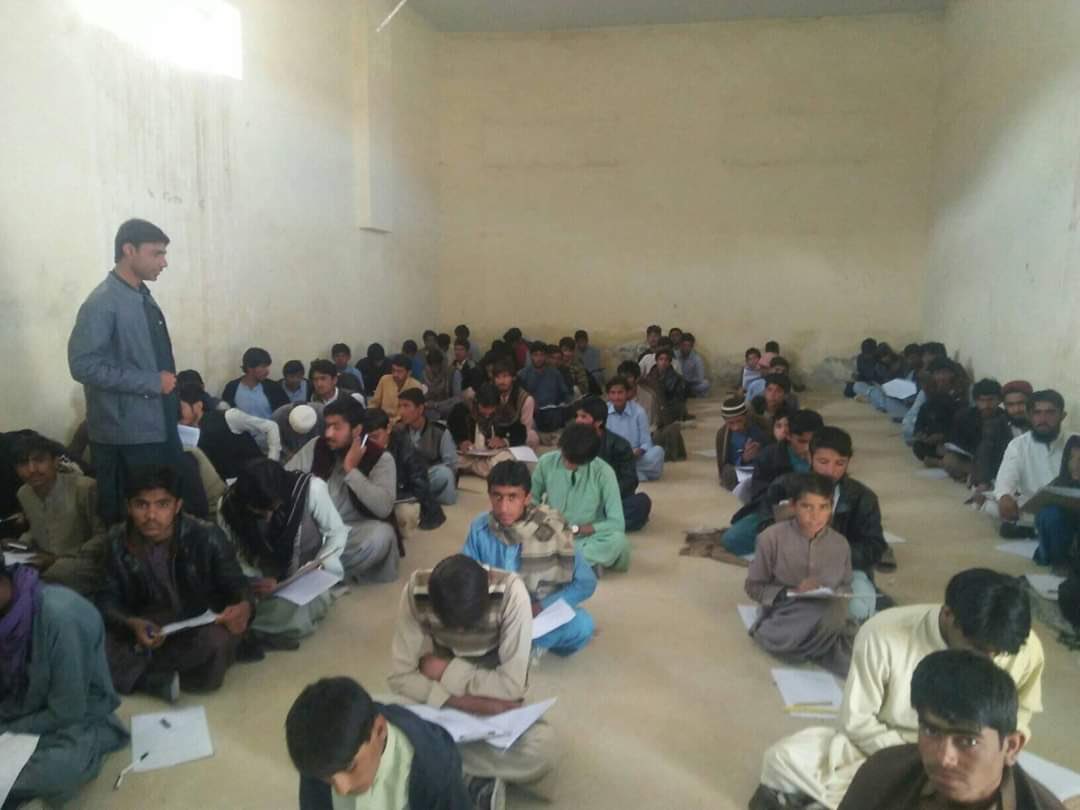 alishahjourno's tweet image. #MiddleLevel examinations in #Balochistan’s Kohlu... students forced to solve papers on the #floor ...Over 40000 students participating in WinterZone.Cheating too common..today’s paper was out before time and finally #cancelled @mosharrafzaidi @Xadeejournalist @LiaquatShahwani