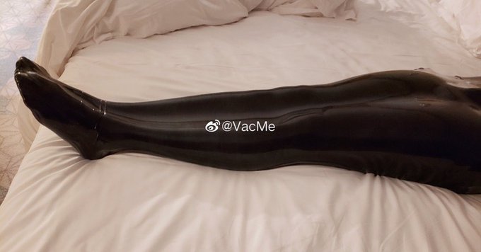 之前玩的真空袋，被真空吸附的感觉爆棚，不亚于vacbed😋 #vacbed #真空床 #真空袋 #vacbag #vacuumbed #バキュームベッド https://t.co/G6suOrxtZH<a href="/tag/vacbed"class="tags">#vacbed</a><a href="/tag/%E7%9C%9F%E7%A9%BA%E5%BA%8A"class="tags">#真空床</a><a href="/tag/%E7%9C%9F%E7%A9%BA%E8%A2%8B"class="tags">#真空袋</a><a href="/tag/vacbag"class="tags"><span>#vacbag</span></a><a href="/tag/vacuumbed"class="tags"><span>#vacuumbed</span></a><a href="/tag/%E3%83%90%E3%82%AD%E3%83%A5%E3%83%BC%E3%83%A0%E3%83%99%E3%83%83%E3%83%89"class="tags"><span>#バキュームベッド</span></a>