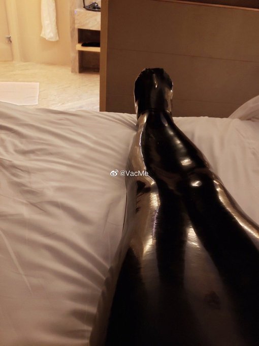 之前玩的真空袋，被真空吸附的感觉爆棚，不亚于vacbed😋 #vacbed #真空床 #真空袋 #vacbag #vacuumbed #バキュームベッド https://t.co/G6suOrxtZH<a href="/tag/vacbed"class="tags">#vacbed</a><a href="/tag/%E7%9C%9F%E7%A9%BA%E5%BA%8A"class="tags">#真空床</a><a href="/tag/%E7%9C%9F%E7%A9%BA%E8%A2%8B"class="tags">#真空袋</a><a href="/tag/vacbag"class="tags"><span>#vacbag</span></a><a href="/tag/vacuumbed"class="tags"><span>#vacuumbed</span></a><a href="/tag/%E3%83%90%E3%82%AD%E3%83%A5%E3%83%BC%E3%83%A0%E3%83%99%E3%83%83%E3%83%89"class="tags"><span>#バキュームベッド</span></a>