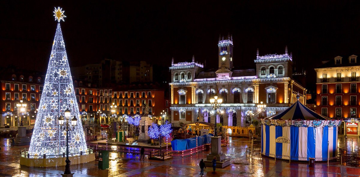 Tras la cancelación de la semana pasada debido a la lluvia, esta tarde a las 19:00 🕖 tendrá lugar la proyección del #VídeoMapping L.U.X sobre la fachada del <a href="/AyuntamientoVLL/">Ayto. de Valladolid</a> 

Si no puedes asistir, podrás seguirlo en directo desde su página de Facebook.

#Valladolid #Navidad 🎄