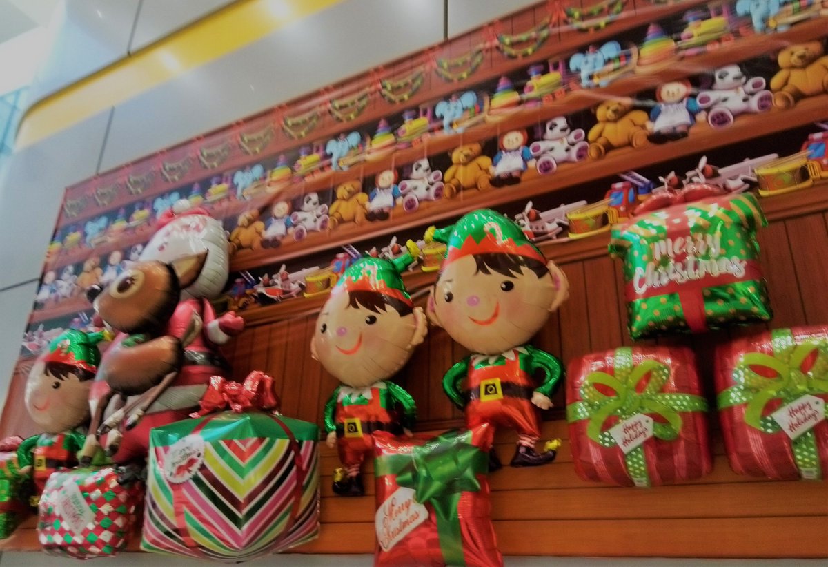 CBITGWoS's tweet photo. At the Royal Hospital for Children in Glasgow, it's... beginning to look a lot like Christmas 🎄🎤. If you're in over the festive period be sure to visit Santa!🎅. He will be in the main atrium from 11am-3pm on weekdays. Special mention for Ward 3A's fantastic door! @NHSGGC https://t.co/cyiJ1C2SQa