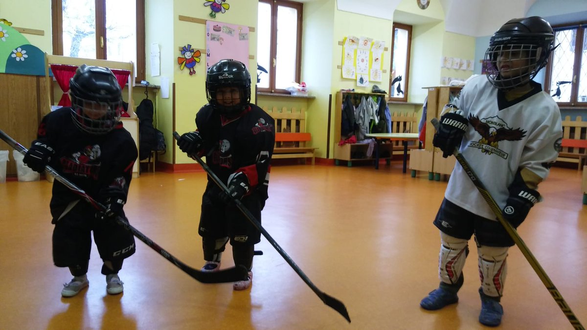 hcgladiators's tweet photo. Eccoli i nostri piccoli futuri GLADIATORS! Propaganda negli asili #hockey #HockeyTwitter #hockeyschool #younggeneration #sportvda @fisg_it https://t.co/FxEWeMkEyi