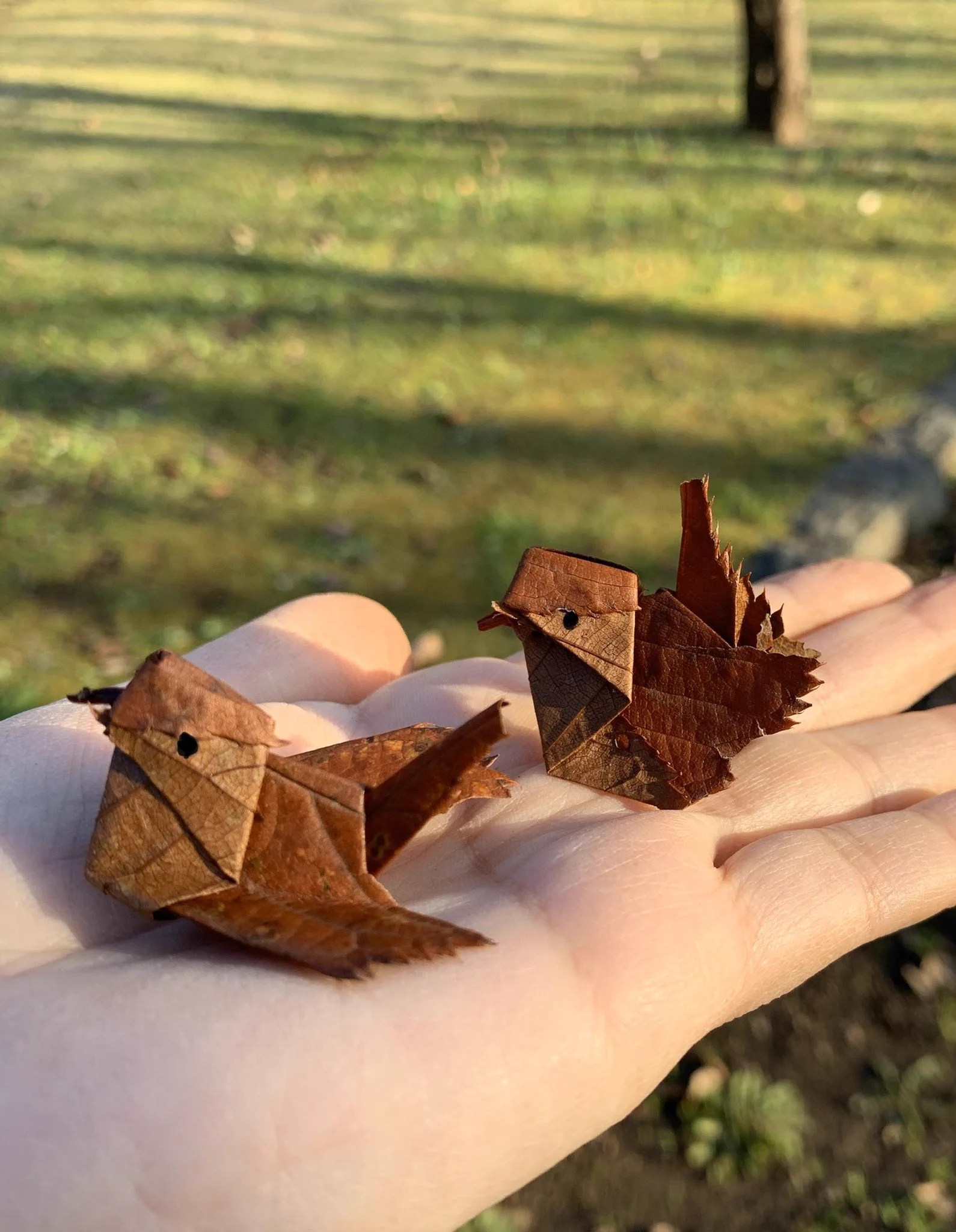 ただの落ち葉があの鳥に！桜の落ち葉で折られた可愛らしいスズメ