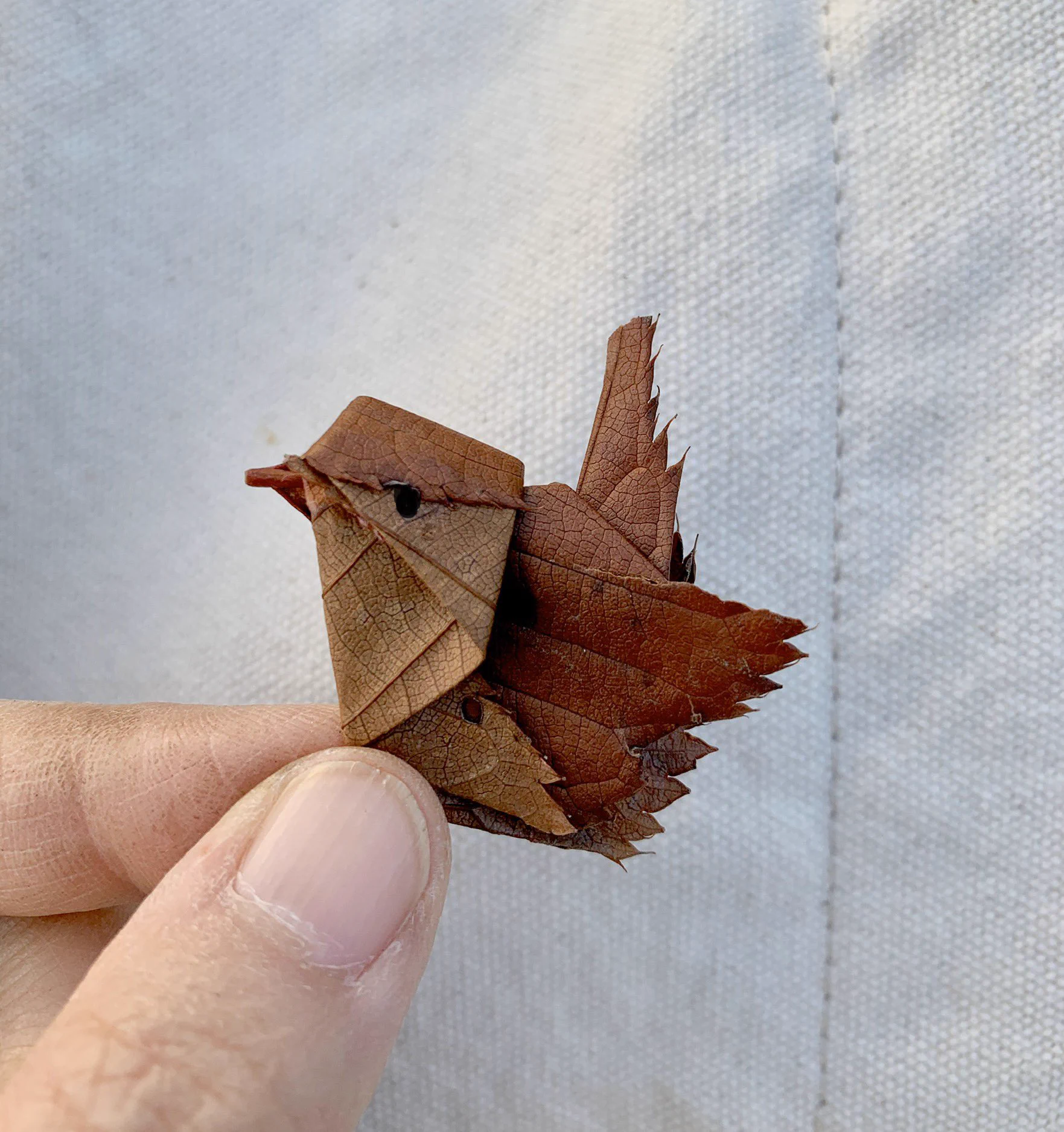 ただの落ち葉があの鳥に！桜の落ち葉で折られた可愛らしいスズメ