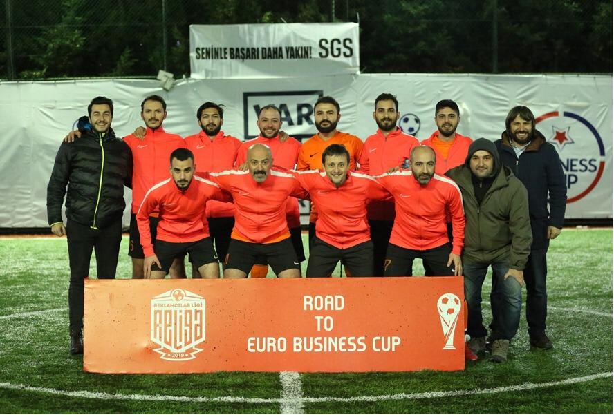 Brandcom Çeyrek Finalde!
Grup maçlarını yenilgisiz lider tamamlayıp 2.Tur ilk maçında 4129 Grey’i 6-1 yenen Brandcom çeyrek finale yükseldi. Brandcom’un çeyrek finaldeki rakibi Güzel Sanatlar oldu.