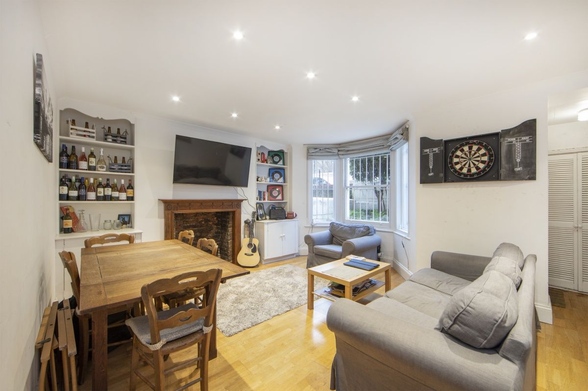 Perfect for a first-time buyer, this two-bedroom lower ground floor flat on Minford Gardens would be a great place to move to #ForSale #ThursdayThoughts 
#W14 buff.ly/2LsPOij