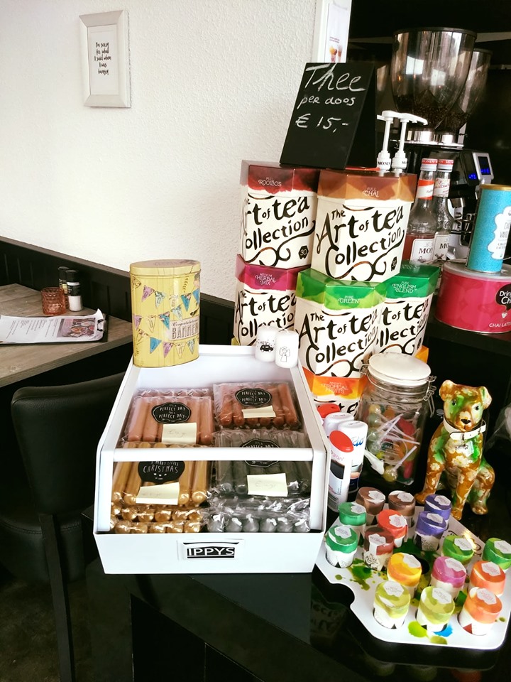 Ippyswonen's tweet photo. Vanaf nu kun je de leuke #wooncadeautjes van IPPYS woondeco ook shoppen bij Konditorei Noor (Kroonpassage 1, Lelystad). Zoek je nog iets leuks voor #pakjesavond: loop dan niet stilletjes Konditorei Noor voorbij! #sinterklaas #cadeau #lelystad https://t.co/Rh7RxKL4k6