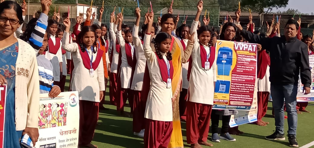cell_sveep's tweet photo. दिनांक 04 -12 -2019 को सिमडेगा जिला के विभिन्न विद्यालयों में स्वीप कार्यक्रम अंतर्गत मतदाता जागरूकता अभियान चलाते हुए बच्चों के बीच मोय हकों सिमडेगा पेन का वितरण करते हुए अभिभावकों को मतदान हेतु प्रेरित करने की बच्चों से अपील की गयी।
@ceojharkhand @ECISVEEP 
#ProudVote https://t.co/sctJ1vn3G9