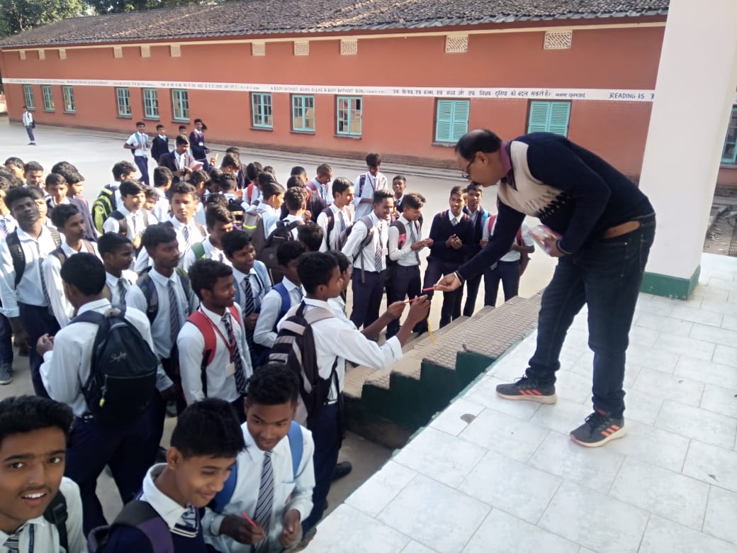 cell_sveep's tweet photo. दिनांक 04 -12 -2019 को सिमडेगा जिला के विभिन्न विद्यालयों में स्वीप कार्यक्रम अंतर्गत मतदाता जागरूकता अभियान चलाते हुए बच्चों के बीच मोय हकों सिमडेगा पेन का वितरण करते हुए अभिभावकों को मतदान हेतु प्रेरित करने की बच्चों से अपील की गयी।
@ceojharkhand @ECISVEEP 
#ProudVote https://t.co/sctJ1vn3G9