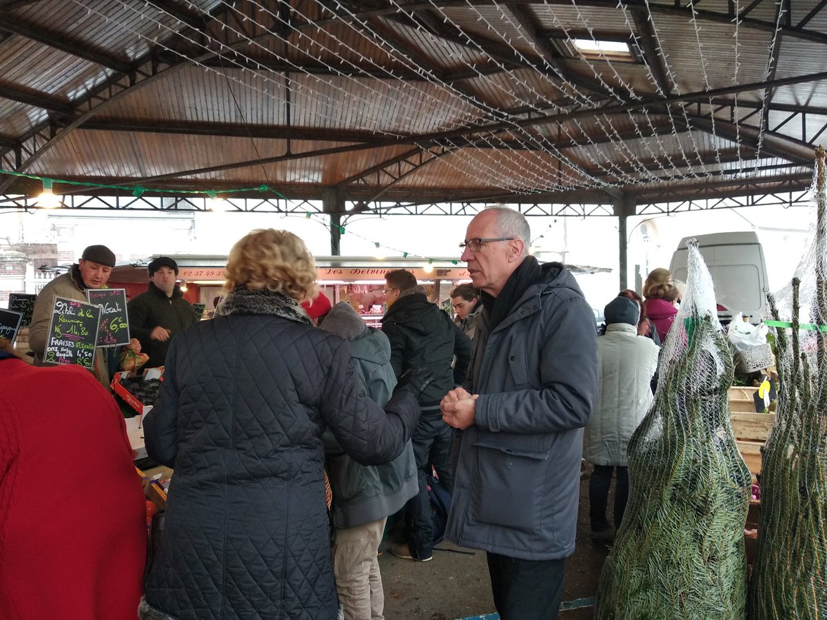 Maintenon2020's tweet photo. Ce matin #JeanMichelDerocq était présent au marché à la rencontre des habitants. L'occasion d'évoquer certaines propositions qui seront à retrouver dans le programme 📜 de campagne pour les #Municipales2020
#Maintenon2020 https://t.co/fmyMlshZEb