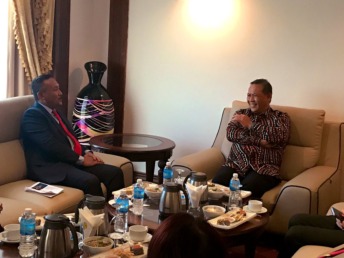 jpnn9official's tweet photo. Kunjungan Hormat @kpjpnm bertemu @MenteriBesarNS di Klana Lounge, Klana Resort Seremban pada 5 Disember 2019. Membincangkan isu-isu JPN yang berkait rapat dengan rakyat Negeri Sembilan. 
#jpnn9osahanda 
#nsdk
#lawatankerja
#BersihMuafakatSejahtera 
#tanahberadat https://t.co/w0391fA2aq