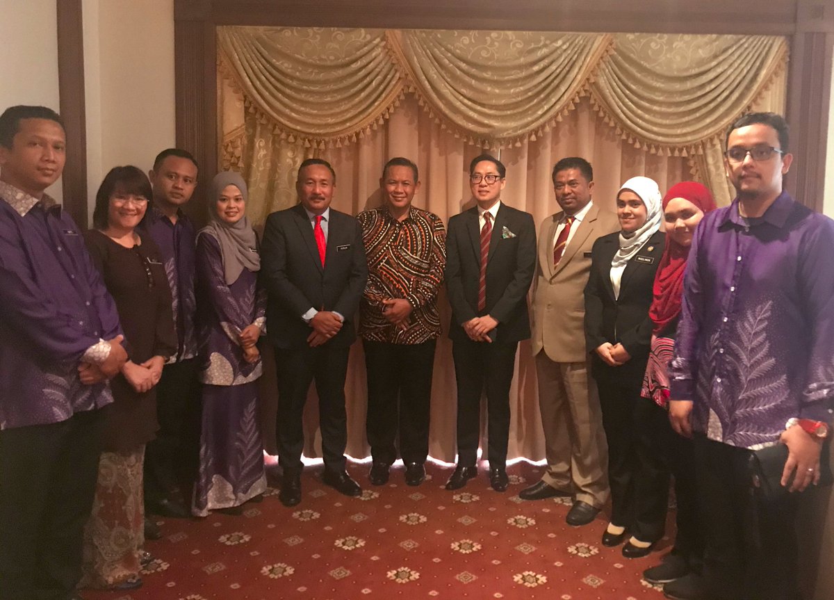 jpnn9official's tweet photo. Kunjungan Hormat @kpjpnm bertemu @MenteriBesarNS di Klana Lounge, Klana Resort Seremban pada 5 Disember 2019. Membincangkan isu-isu JPN yang berkait rapat dengan rakyat Negeri Sembilan. 
#jpnn9osahanda 
#nsdk
#lawatankerja
#BersihMuafakatSejahtera 
#tanahberadat https://t.co/w0391fA2aq