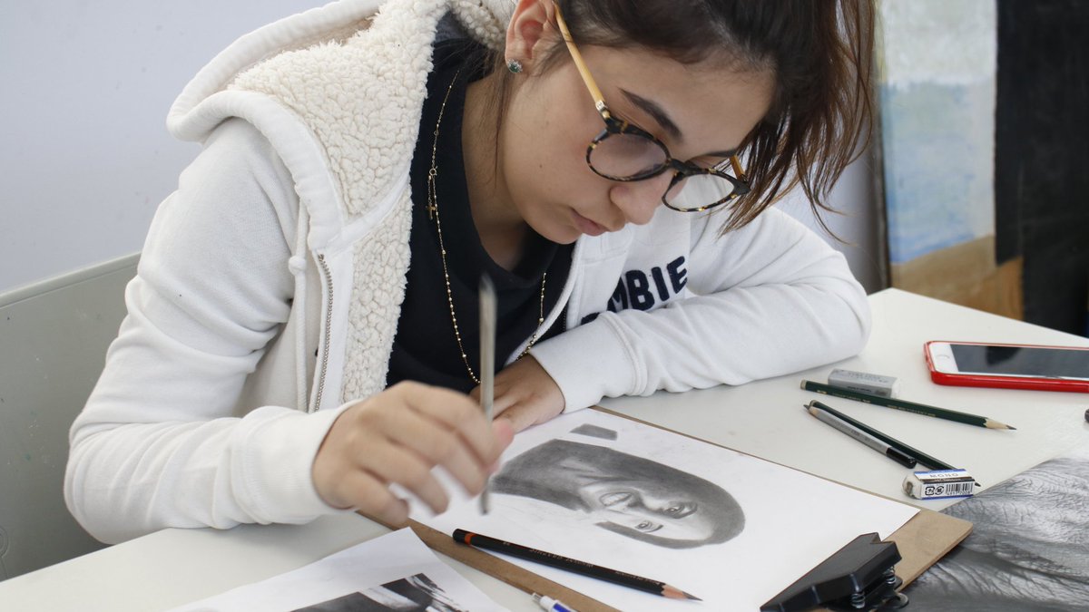 EAR_Eagles's tweet photo. High School students practicing their realistic drawing techniques.
🎨❤🦅
#EAR4ever #TheEagleWay
#americanschoolofrecife #education #InternationalSchool #CreativeThinking #artwork #sketch #artstudents #painting #drawing #workinginprogress #learningeveryday https://t.co/PJphO0sAiF