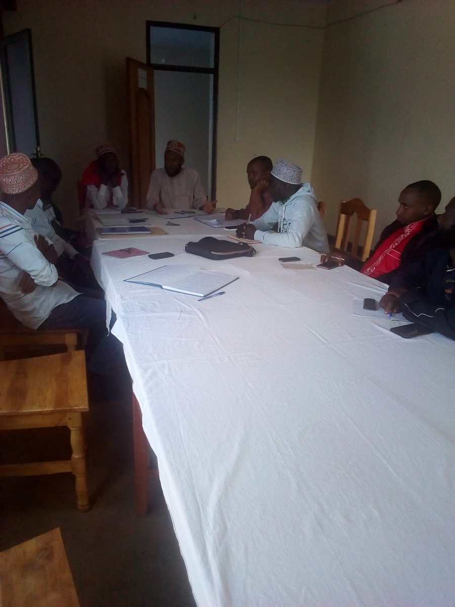 ComibuMuyinga's tweet photo. Le Représentant de la COMIBU MUYINGA vient de cloturer une réunion tenue avec les Directeurs des Ecoles Islamiques de Muyinga où il leur a rappelé qu'ils doivent prendre le devant pour la promotion de l'éducation, il a aussi insisté sur le comportement des écoliers. https://t.co/q8ssn8VmS3