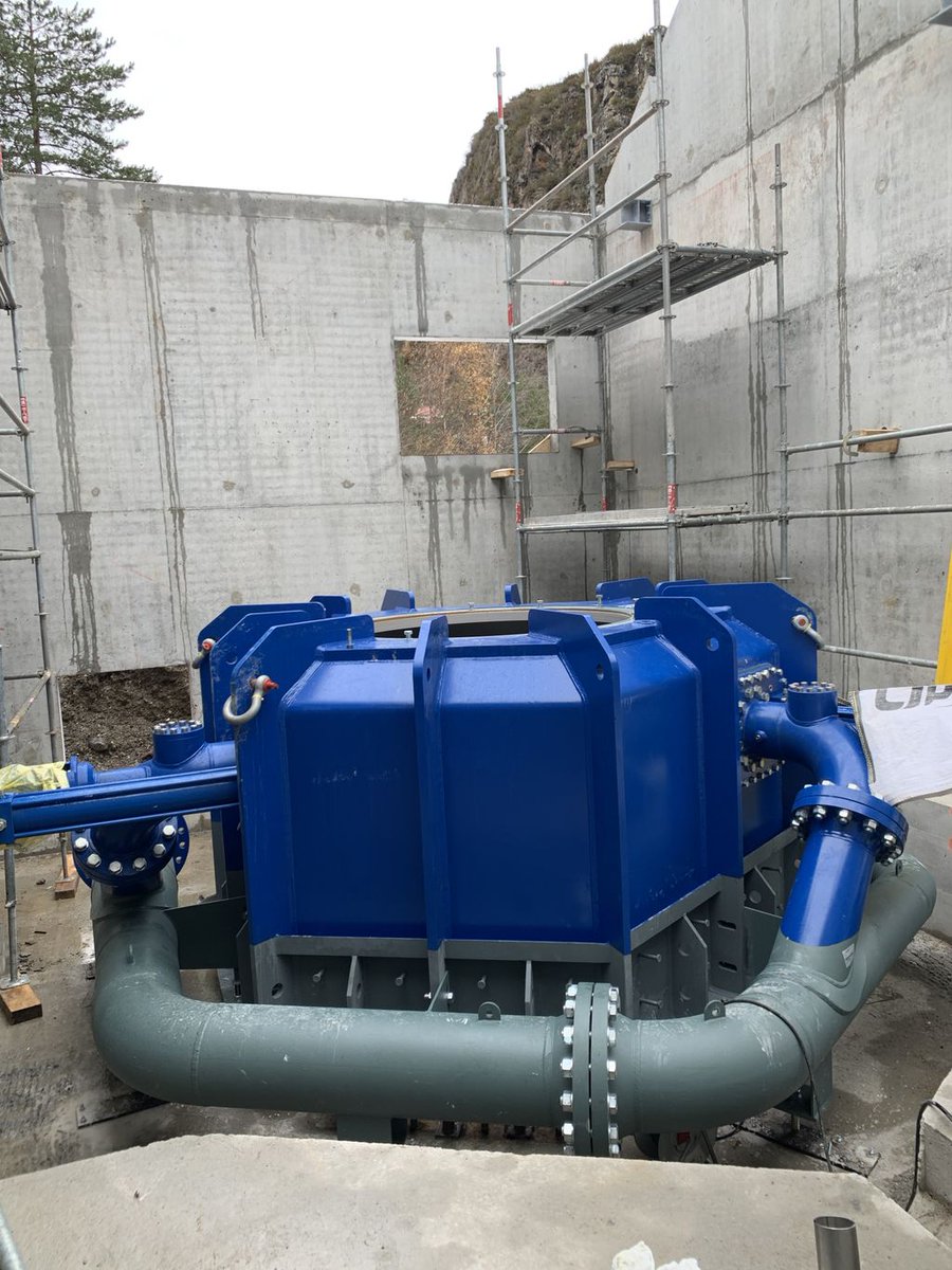 valtinee's tweet photo. Usine de la future centrale hydroélectrique  de l’ardon a SAINT ETIENNE DE TINEE. Pose en cours de le roue et sa génératrice avant la fermeture du batiment avant la fin de l’année. Travaux pour le compte de TOTAL ENERGIE QUADRAN. VALTINEE a réalisé la construction de l’ouvrage. https://t.co/RfvZqJxODo