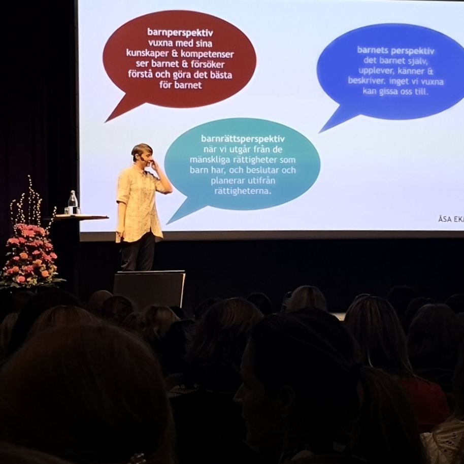 AsaAndblad's tweet photo. Fantastisk föreläsning av Åsa Ekman om barnkonventionen #barnkonventionenmedmera på #förskolesummitgöteborg2019! Även #VRupplevelse i Visual Arenas lobby #visualarena #visuellochvirtuellinnovation #upplevelserochlärande @Lindholmen https://t.co/x636IwQ9ad