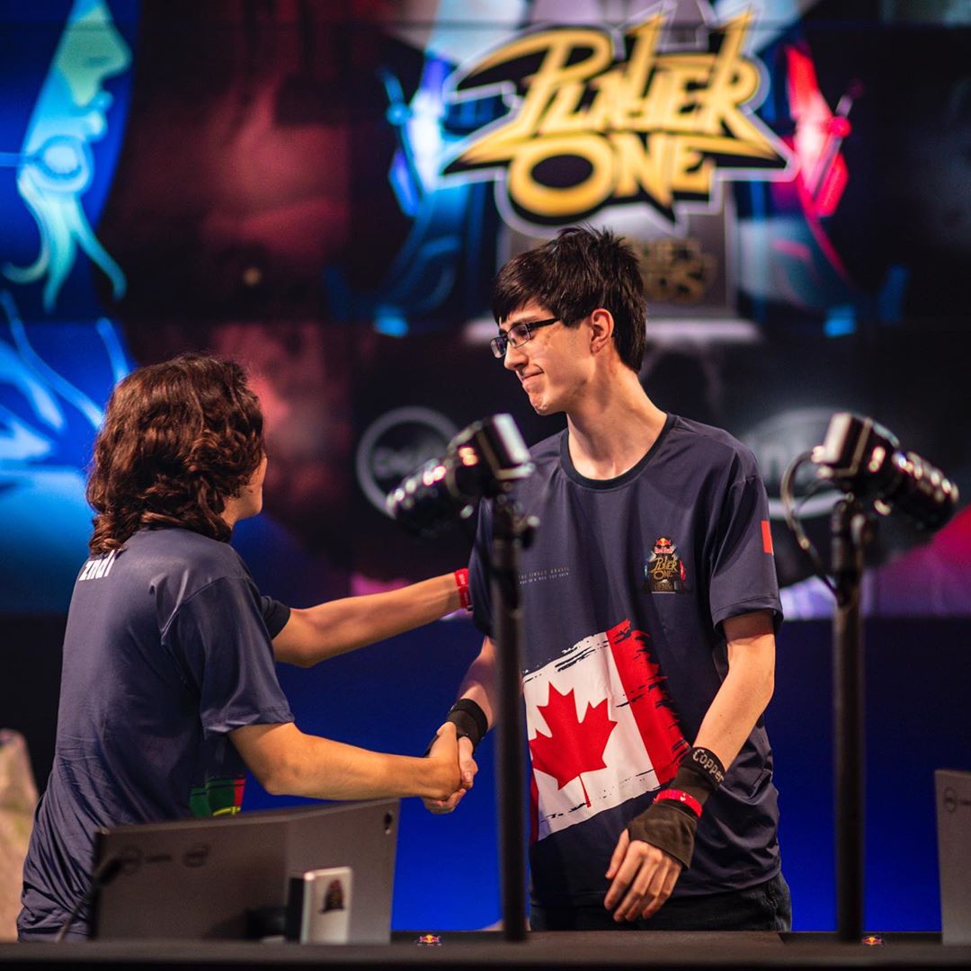 RedBullBR's tweet photo. #TBT da Final Mundial do #RedBullPlayerOne.
Tiveram vários embates incríveis em Summoner's Rift, mas Jumong🇨🇦 mostrou que manja muito de @lolesportsbr e garantiu o troféu.
Veja tudo o que rolou👉 https://t.co/M4xIRcCASu https://t.co/sl34iWz0Yt