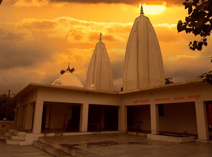 JaunpurL's tweet photo. पुराणों में भगवान परशुराम की जन्मस्थली शाहजहांपुर जिले के जलालाबाद में है। हालांकि उनकी कर्म व तपोभूमि जौनपुर जिले की सदर तहसील क्षेत्र के आदि गंगा गोमती के पावन तट स्थित जमैथा गांव ही रहा जहां पर महर्षि यमदग्नि ऋषि का आश्रम आज भी है और उन्हीं के नाम पर उस समय यमदग्निपुरम् पड़ा। https://t.co/LdfMTtqFOA