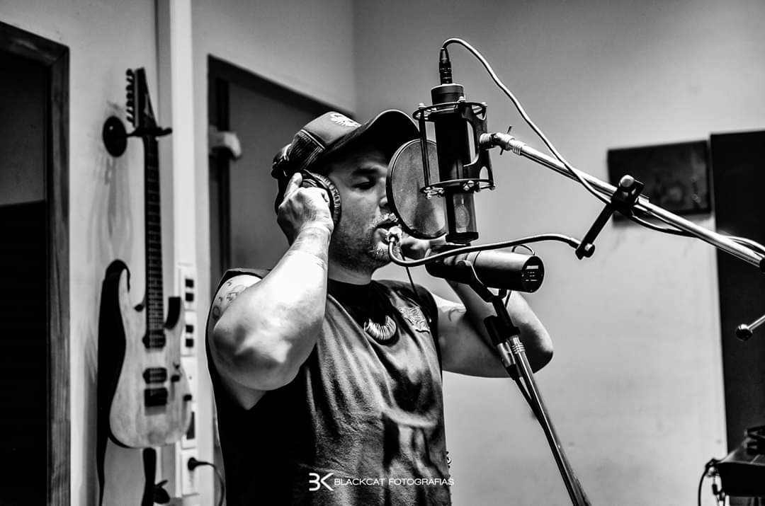 proyectoblivion's tweet photo. Jueves #Tbt recordamos la jornada de grabación el 02/12/17 en #EstudioHumano!

El 21/12 tocamos en @kirieclub, San Telmo!

Ph: @blackcat_av

Seguinos:
+ Spotify: Proyecto Oblivion
+ YouTube: Proyecto Oblivion
+ Facebook: Proyecto Oblivion 
+ Instagram: Proyecto Oblivion https://t.co/cdWVTDjnZw
