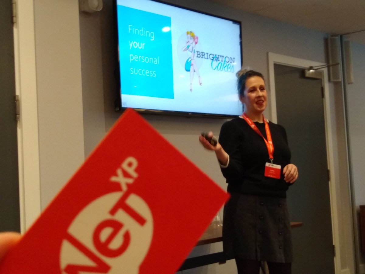 Faye from @BrightonCakey at @1NetXP Sussex Conference 'Sugar  flowers last longer than most relationships!' 😄