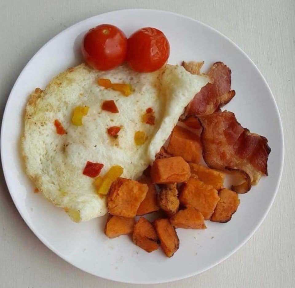 SensibleMeals's tweet photo. Breakfast before a field trip today with my little princess. Took me 3 minutes to heat up π #paleobreakfast #paleotogo #sixbuckswellspent #sensiblemeals #nolaeats #weightlossmeals #fitmom #90dayfiance #stayeduplatelastnight #bingewatchingnotbingeeating https://t.co/wdEe0jfJ2Q