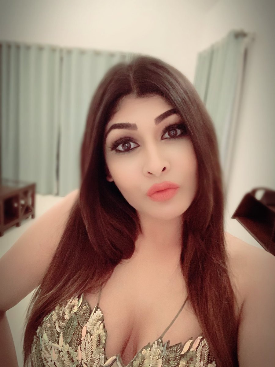 ushmatyagi's tweet photo. All November I decided not to post about work, managed to detox a lil extra☺️
Here I am ready for Sufi Night @WHotels #Goa with the best in business #eventures https://t.co/vNWAAT5XVB