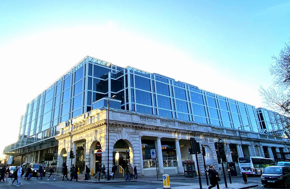 ElementsComms's tweet image. After a busy week of packing, moving and unpacking last week, our London team has now settled into their new office space at WeWork Victoria and are already enjoying the warm welcome and the little perks of the new office! #unrestrainedpersonality #medcomms #londonoffice