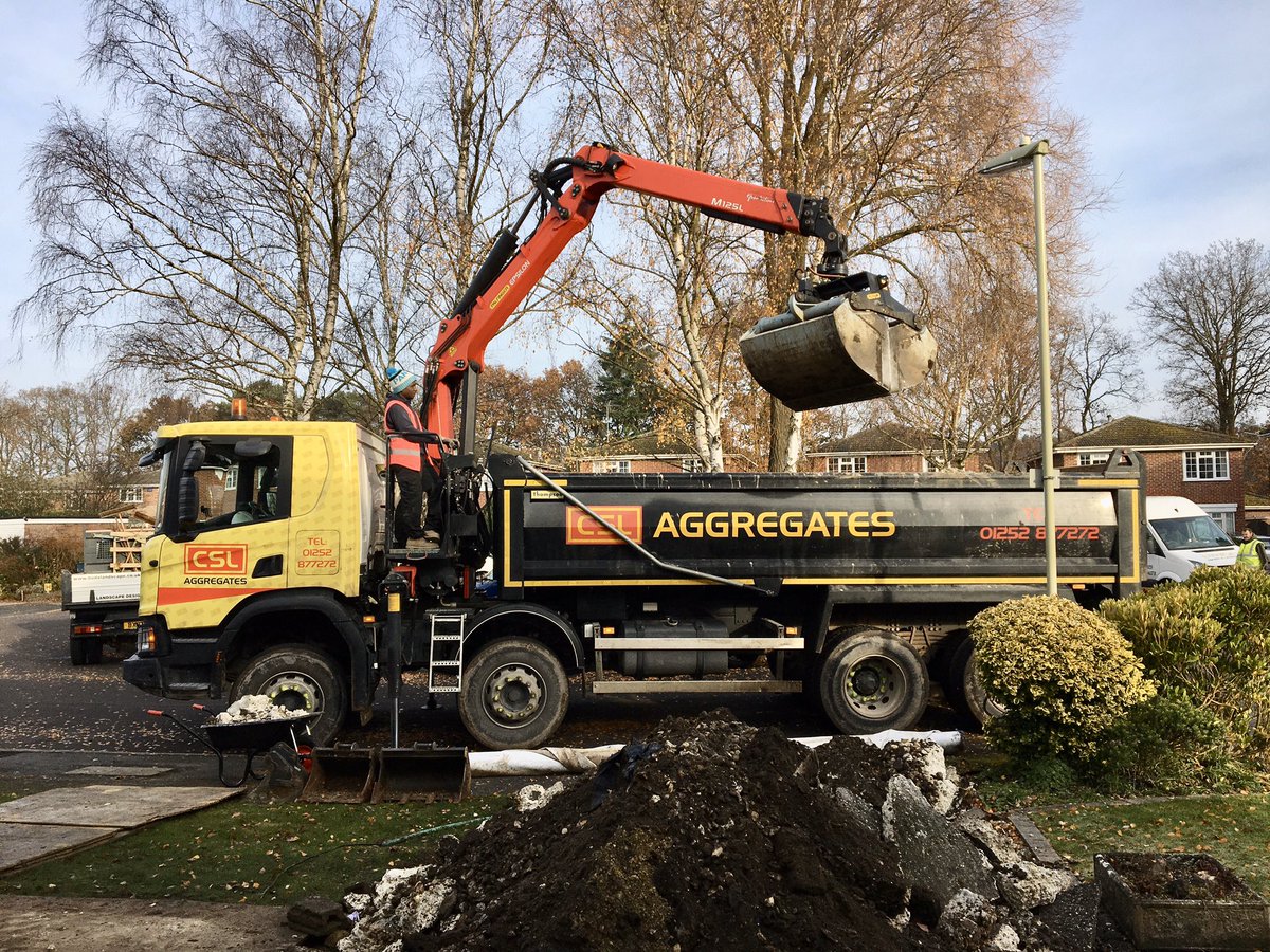 #cheers <a href="/CSLtransport/">CSLGroup</a> #theclaw ... Another #grab away 👍🏻 #landscaping #gardening #getthejobdone 💪🏻