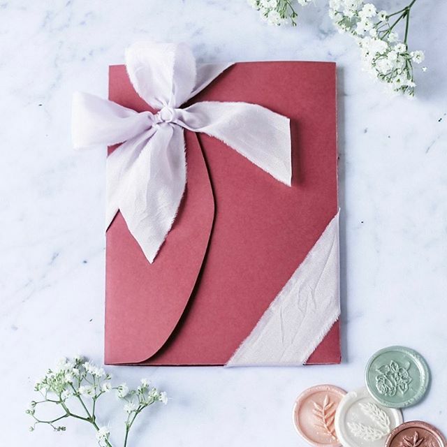 Hands up!
Who wants pretty packaging in their life? .
.
#prettypackaging 
#photopackage 
#stationery 
#madeinnotts 
#businessstationery 
@razzle_d_rose

Link in bio to purchase ❤️ ift.tt/2LrJMhF
