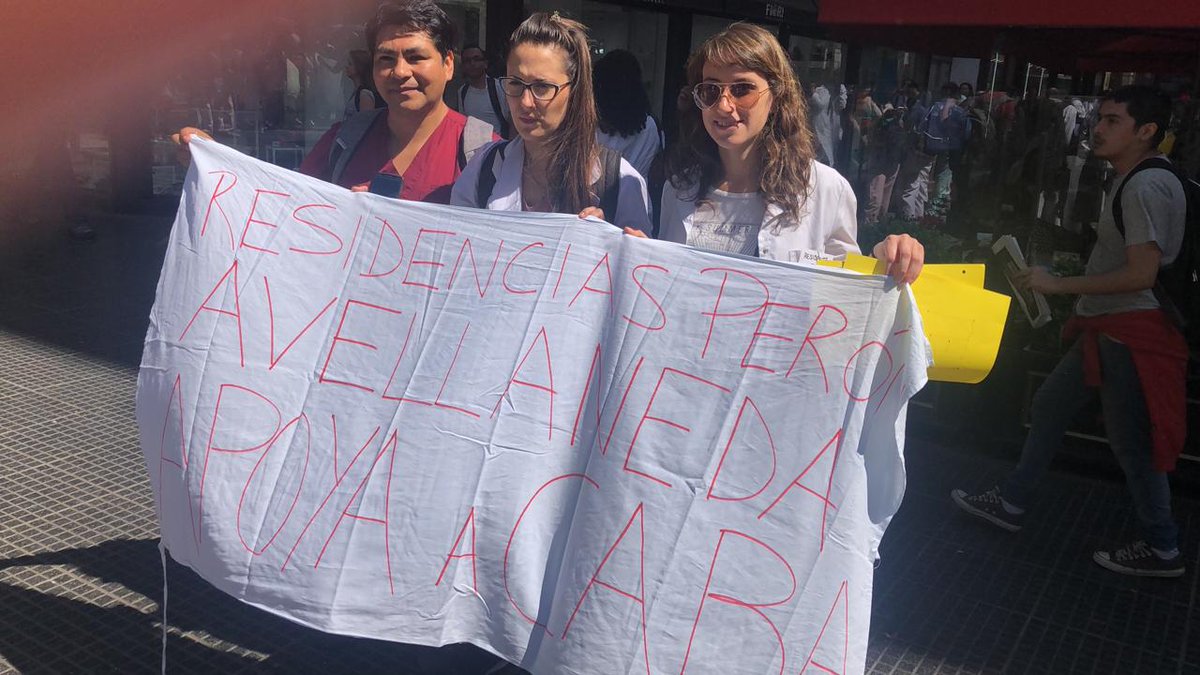 marianotoom's tweet photo. Hoy más que nunca el HIGA Pte Perón bancando a los colegas de CABA #SinResidentesNoHayHospital #VetoOParo https://t.co/jmfnMxeQUu