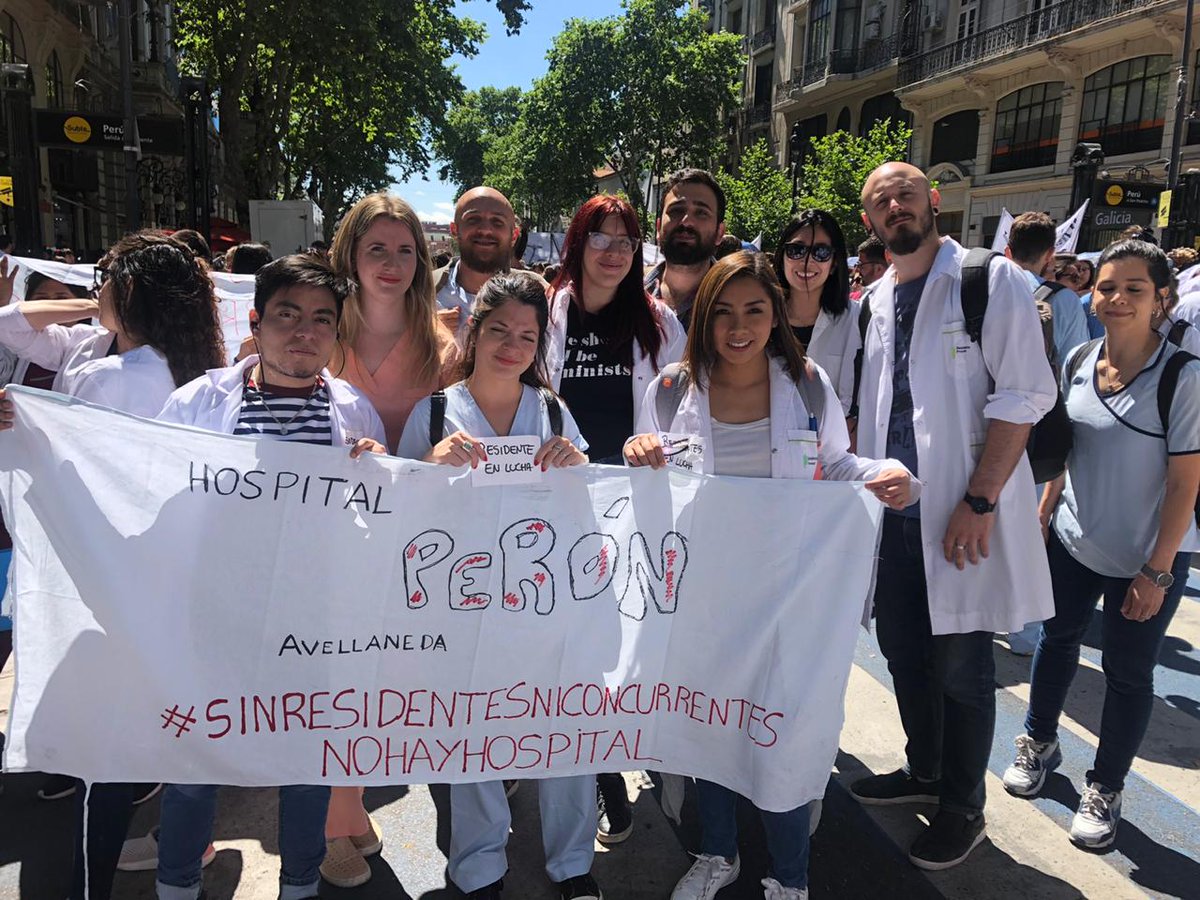 marianotoom's tweet photo. Hoy más que nunca el HIGA Pte Perón bancando a los colegas de CABA #SinResidentesNoHayHospital #VetoOParo https://t.co/jmfnMxeQUu