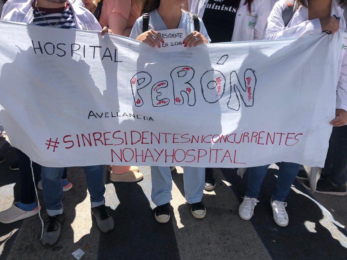 marianotoom's tweet photo. Hoy más que nunca el HIGA Pte Perón bancando a los colegas de CABA #SinResidentesNoHayHospital #VetoOParo https://t.co/jmfnMxeQUu