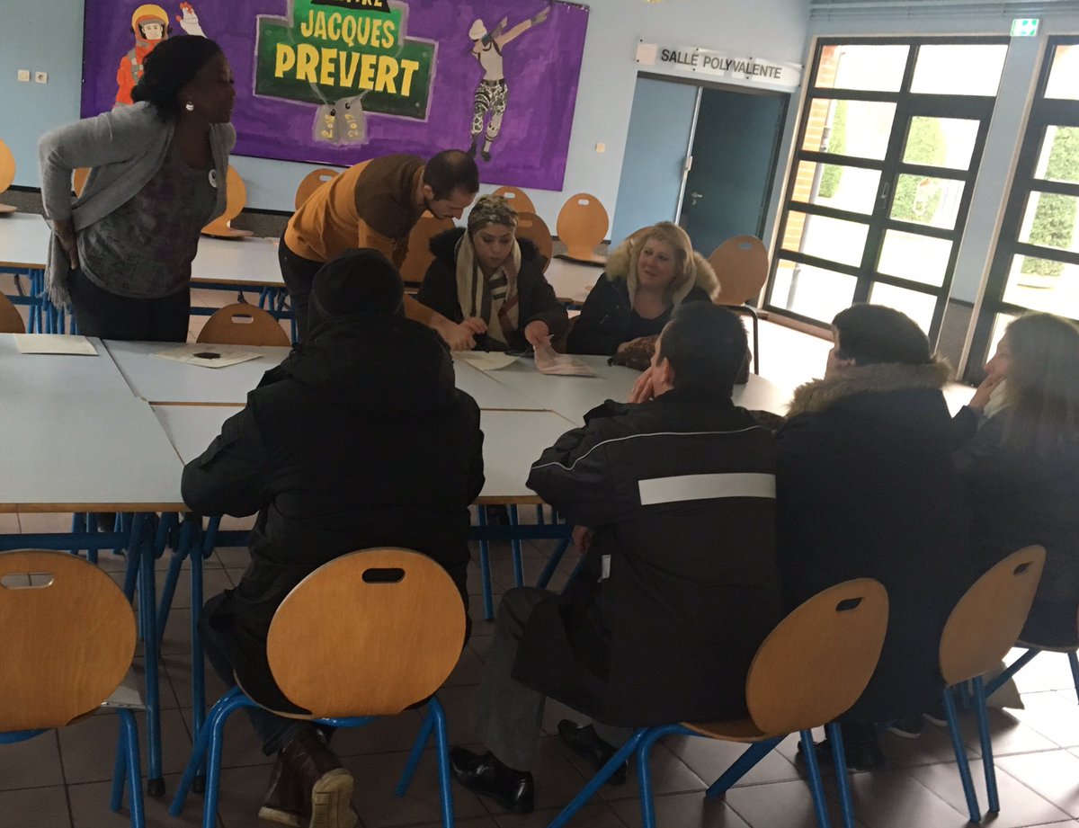 #CaféEmploi cet après-midi avec #poleemploi #Haubourdin au Centre Prévert de #Loos. #Pôleemploi vient à la rencontre des habitants des #Oliveaux pour proposer des offres d’emploi. Un rdv qui sera mensuel dés 2020 #emploisfrancs #QPV <a href="/RIFFARDCAROLINE/">RIFFARD CAROLINE</a> <a href="/AnneVoituriez/">Anne Voituriez</a> <a href="/benoitpetit29/">Benoit Petit</a>