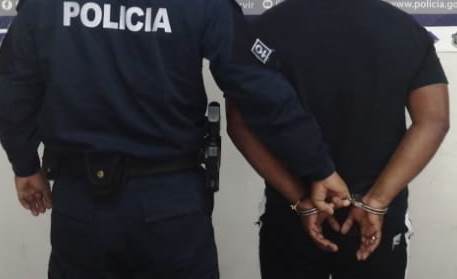 Uniformados de la #ZPCanal aprehendieron a un extranjero que es requerido por los delitos de Tráfico de Arma de Fuego, Tentativa de Homicidio, Homicidio y mantiene en su país una  condena de 32 meses.  #RecuperemosNuestrosBarrios