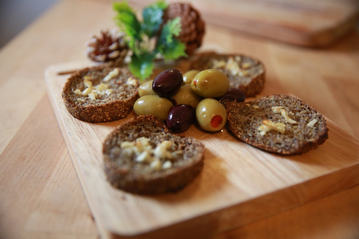 MarcisBakery's tweet image. The best part about hosting holiday parties is making appetizers. Don&apos;t you agree??⁠
⁠
... okay maybe the best part is eating them 😂 #marcisbakery #hamont #veganglutenfree⁠⁠