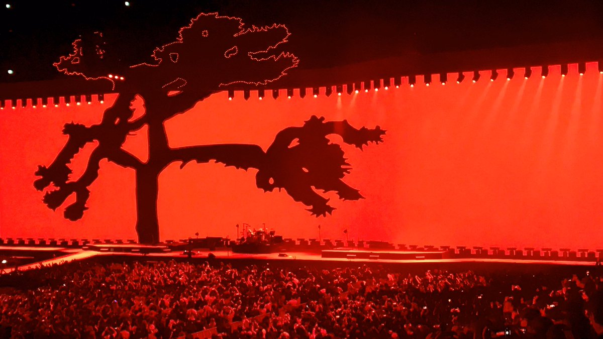 yoshi_dot's tweet image. 最初のSunday Bloody Sundayの、ラリーのドラム〜エッジのリフが入った直後にあっさり涙が流れてしまい、I Will Followまでは止まらない涙を拭いながら聴いてた。
「やっとU2を生で聴けた！」っていう感情もあったと思うけど、ただ単純に音で泣いてしまった。
#U2 
#U2TheJoshuaTree2019
#U2来日