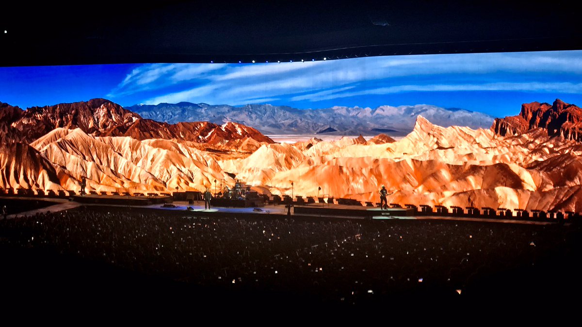 yoshi_dot's tweet image. 最初のSunday Bloody Sundayの、ラリーのドラム〜エッジのリフが入った直後にあっさり涙が流れてしまい、I Will Followまでは止まらない涙を拭いながら聴いてた。
「やっとU2を生で聴けた！」っていう感情もあったと思うけど、ただ単純に音で泣いてしまった。
#U2 
#U2TheJoshuaTree2019
#U2来日