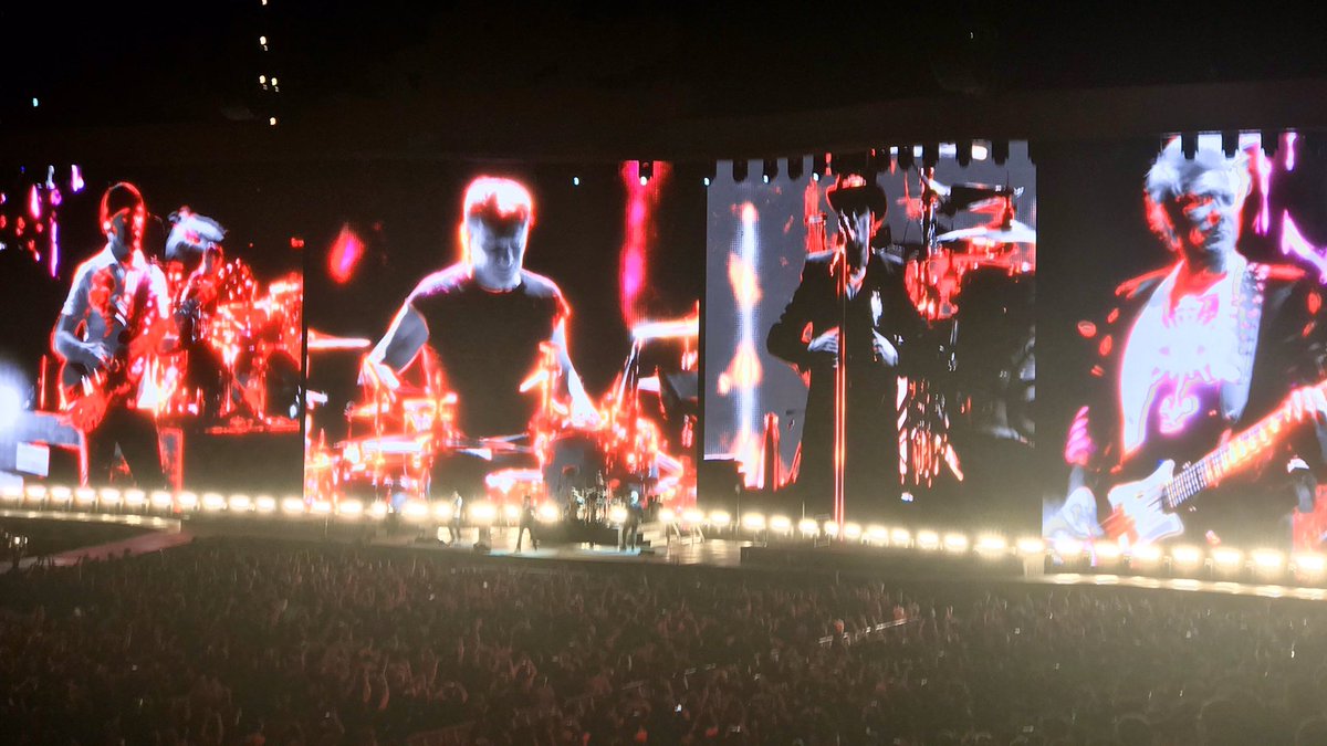 yoshi_dot's tweet image. 最初のSunday Bloody Sundayの、ラリーのドラム〜エッジのリフが入った直後にあっさり涙が流れてしまい、I Will Followまでは止まらない涙を拭いながら聴いてた。
「やっとU2を生で聴けた！」っていう感情もあったと思うけど、ただ単純に音で泣いてしまった。
#U2 
#U2TheJoshuaTree2019
#U2来日