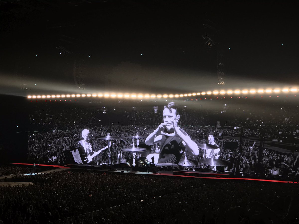 yoshi_dot's tweet image. 最初のSunday Bloody Sundayの、ラリーのドラム〜エッジのリフが入った直後にあっさり涙が流れてしまい、I Will Followまでは止まらない涙を拭いながら聴いてた。
「やっとU2を生で聴けた！」っていう感情もあったと思うけど、ただ単純に音で泣いてしまった。
#U2 
#U2TheJoshuaTree2019
#U2来日