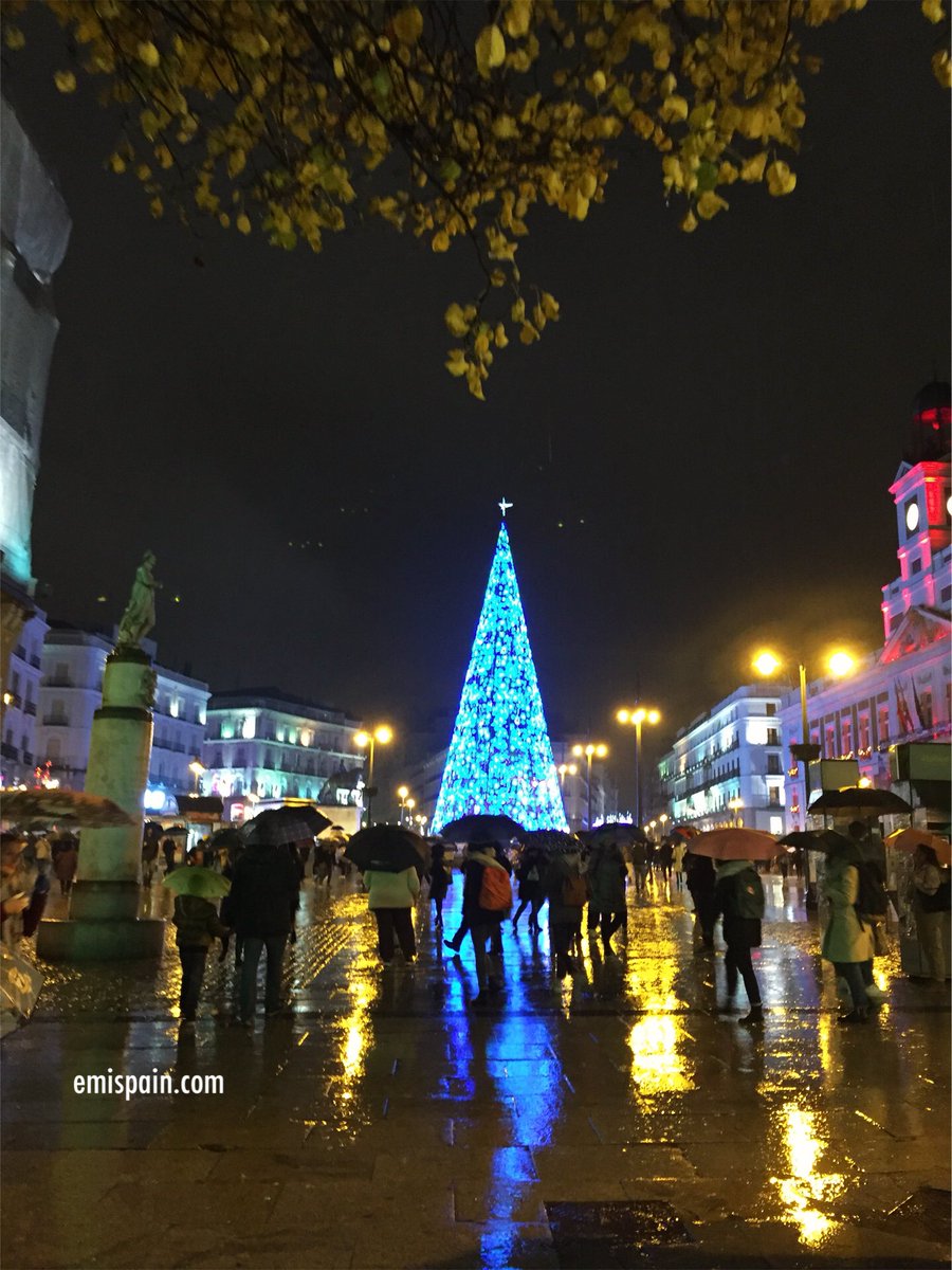 Emi Andalucia アンダルシア街歩き マドリード の クリスマス イルミネーション 写真で見ると雨のリフレクションもきれいですね 歩くのは大変ですが そしてイルミネーションを手掛けた コルドバ の会社 Ximenezgroup の車がグランビアに