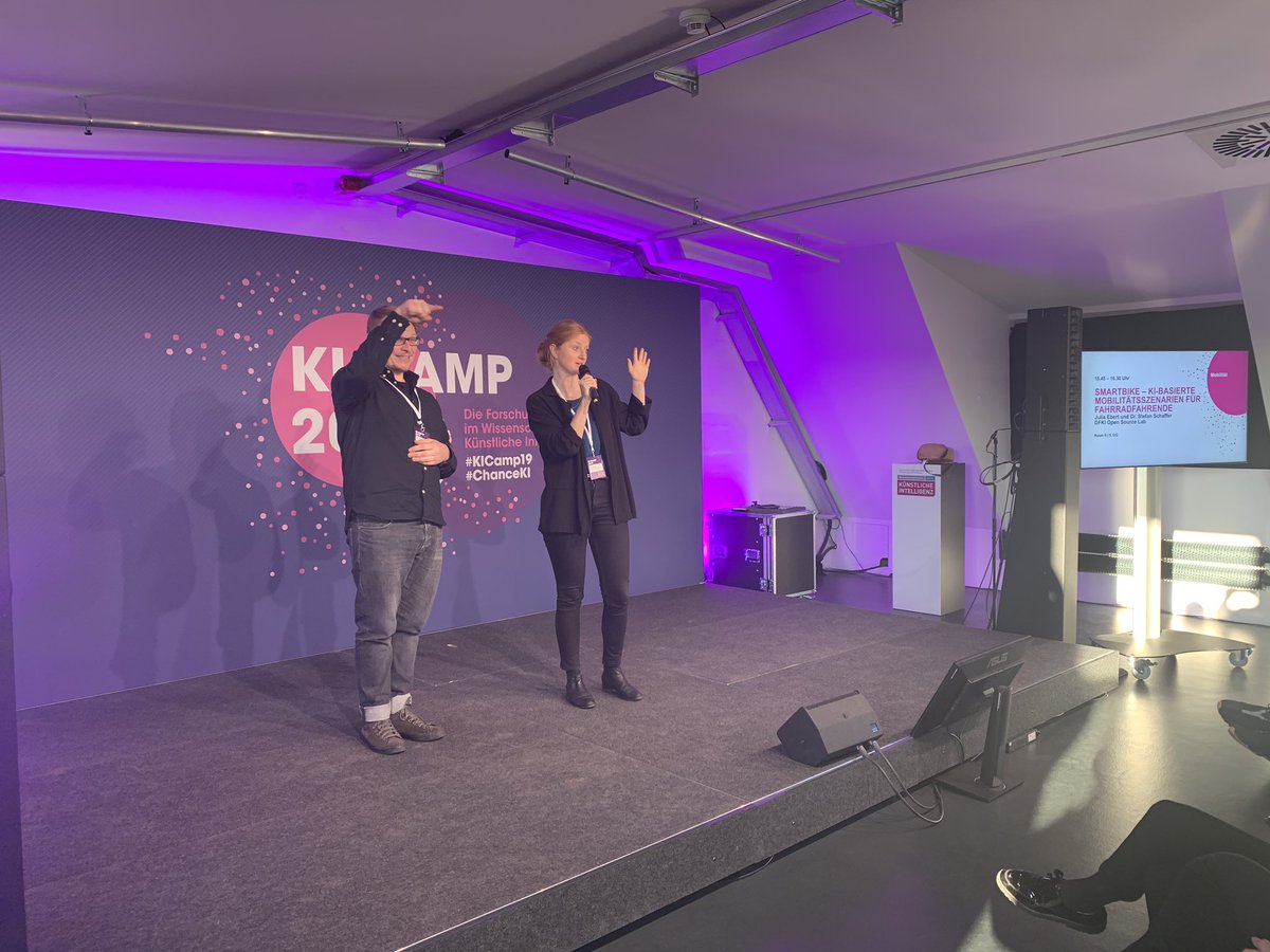 DFKI's tweet image. #KICamp19: @juliaebert_ und @_stefanschaffer pitchen Ihre Session im Track Mobilität: 
SmartBike – KI­basierte Mobilitätsszenarien für Fahrradfahrende 🚴🏽‍♀️🚴🏾‍♂️🚴‍♀️