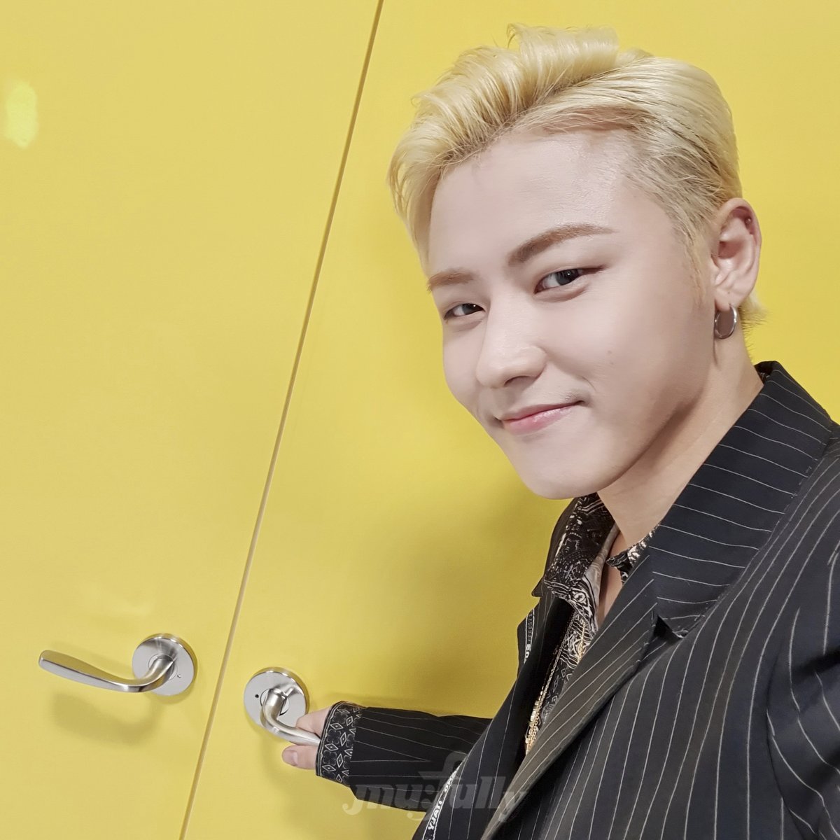MUPLY_PLAYLIST's tweet photo. GUEST | #UKWON
@blockb_official 

🔥블락비의 역사를 유권과 함께 살펴본다고?!?🔥

👇'난리나'부터 시작된 유권의 난리나는 낰낰낰을👇
❗12/5(금) 저녁 6시, 뮤플리 유튜브에서 만나요❗

KPOP을 더 즐겁게! #뮤플리 구독하기▼
https://t.co/AjL5kCnov7 

#뮤플리 #유권 #블락비 https://t.co/OqwXtE2RvA