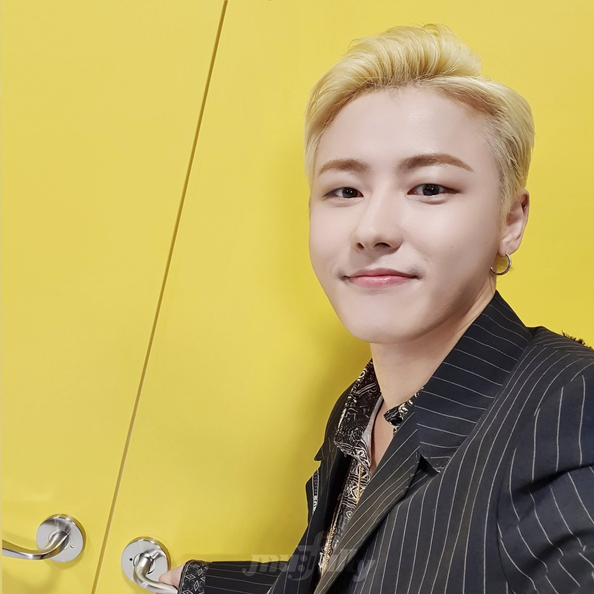 MUPLY_PLAYLIST's tweet photo. GUEST | #UKWON
@blockb_official 

🔥블락비의 역사를 유권과 함께 살펴본다고?!?🔥

👇'난리나'부터 시작된 유권의 난리나는 낰낰낰을👇
❗12/5(금) 저녁 6시, 뮤플리 유튜브에서 만나요❗

KPOP을 더 즐겁게! #뮤플리 구독하기▼
https://t.co/AjL5kCnov7 

#뮤플리 #유권 #블락비 https://t.co/OqwXtE2RvA