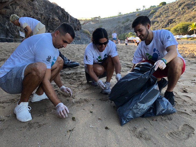 In celebration of #InternationalVolunteerDay, we will be featuring the diverse ways our Ladies and Gentlemen <a href="/RitzCarlton/">The Ritz-Carlton</a> properties around the world serve with purpose in their communities and celebrate this global day of volunteering #IVD2019 #Serve360