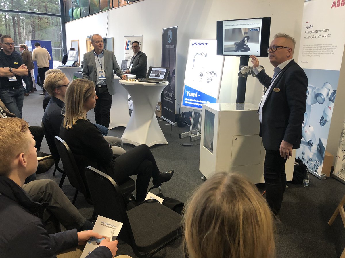 AutoSmaland's tweet photo. Nytta med automation visas på 5 parallella scener i #Axelent-hallen. Sortera sopor, lyfta spånskivor, och montera o-ringar - slitgöra för människor, perfekt för robot 24/7. #ABB #Yaskawa #Kuka @Produktion2030 https://t.co/zowzDTBIuV