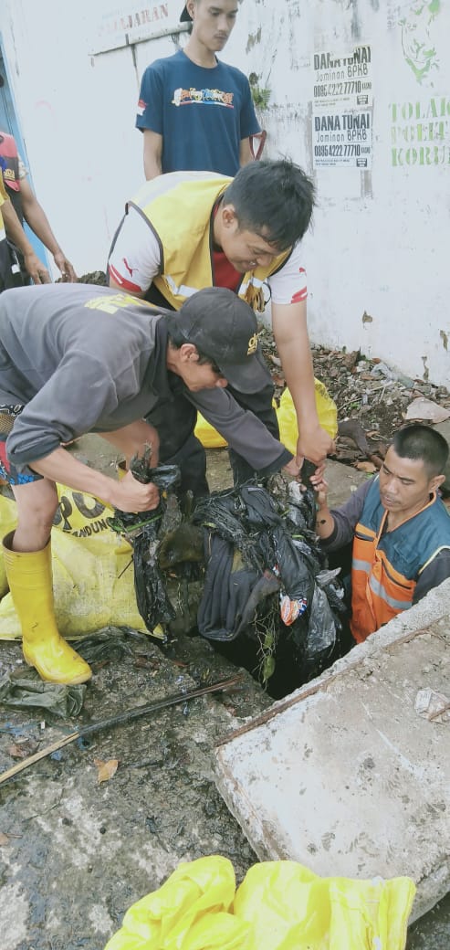 Buang Sampah ke Saluran Akhlakmu Paling Parah
Sebesar apapun saluran drainase jika akhlakmu masih seperti ini, Bandung tak akan terbebas dari banjir
#sampah #banjir #urcdpu #dpukotabandung
cc <a href="/infobdg/">BANDUNG ᮘᮔ᮪ᮓᮥᮀ</a> <a href="/sekitarbandung_/">sekitarBANDUNGcom</a> <a href="/PRFMnews/">Radio PRFM</a> <a href="/OdedMD/">Oded Muhamad Danial</a> <a href="/kangyanamulyana/">Yana Mulyana</a> @HumasBdg @dlhk_kotabdg