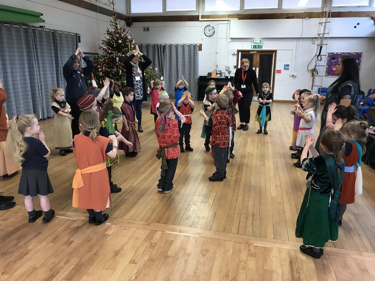 STAClassBirch's tweet image. YR had a fab morning learning about Indian and Hindu customs &amp;amp; traditions with our very special visitor, Sunita. All the children got to dress up and learn some Indian dances, and we all learnt about the story of Rama &amp;amp; Sita. We had so much fun! #TheIndianExperience #teamstannes
